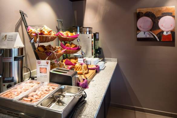 Breakfast at Les Maraîchers · Inexpensive 3-star Hotel Restaurant in Colmar