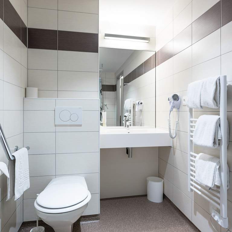 
                  Badkamer van een kamer voor mensen met verminderde mobiliteit
               